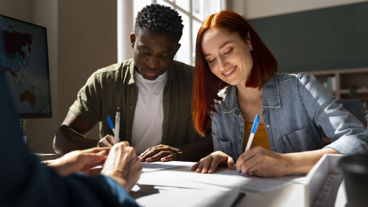 Jovens assinando contrato do aditamento FIES 2025