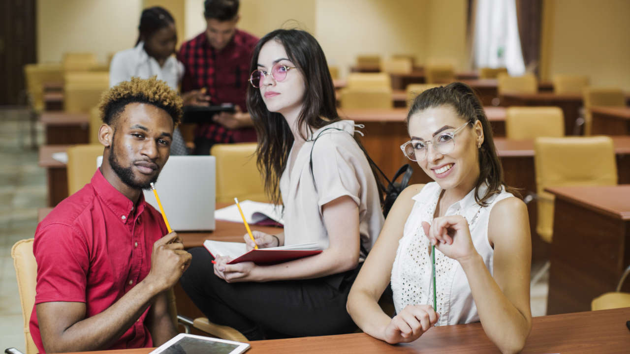  Estudantes universitários em sala de aula