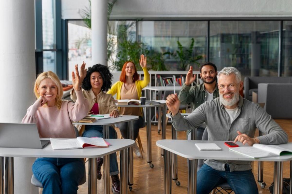 Em uma sala de aula há diversas pessoas que parecem muito animadas 