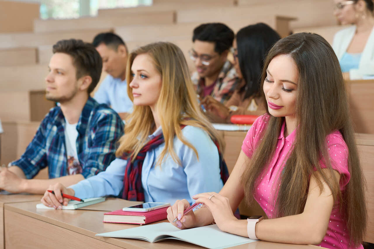 Universitários assistem aula 