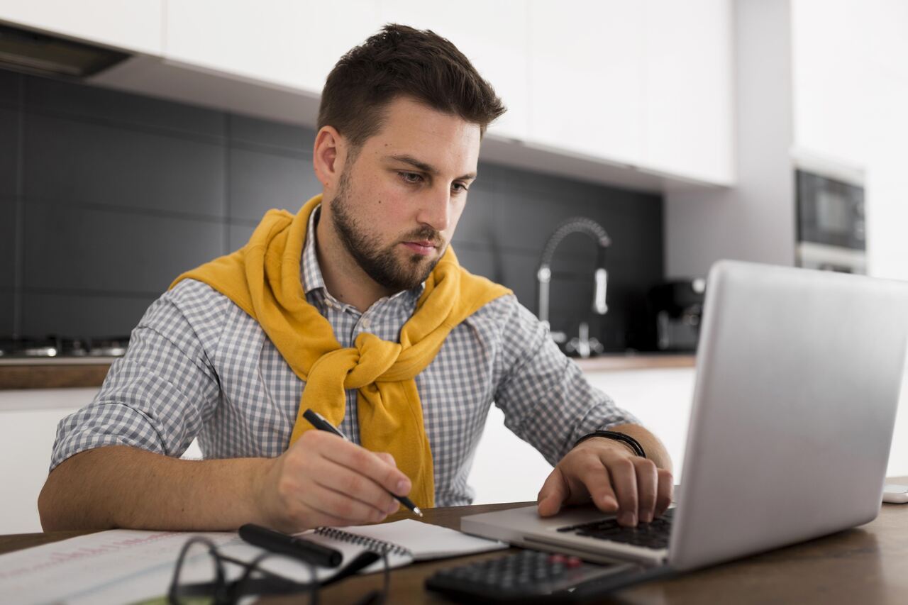 Jovem faz cálculos com informações de seu notebook 