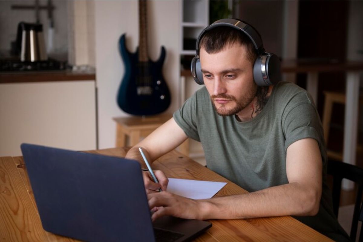 Um estudante em frente ao notebook vê informações sobre o FIES Social 2025